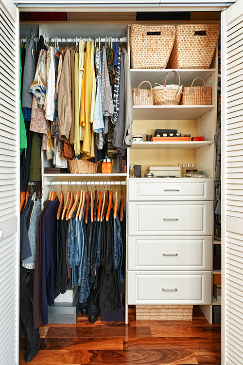 En välorganiserad garderob. 