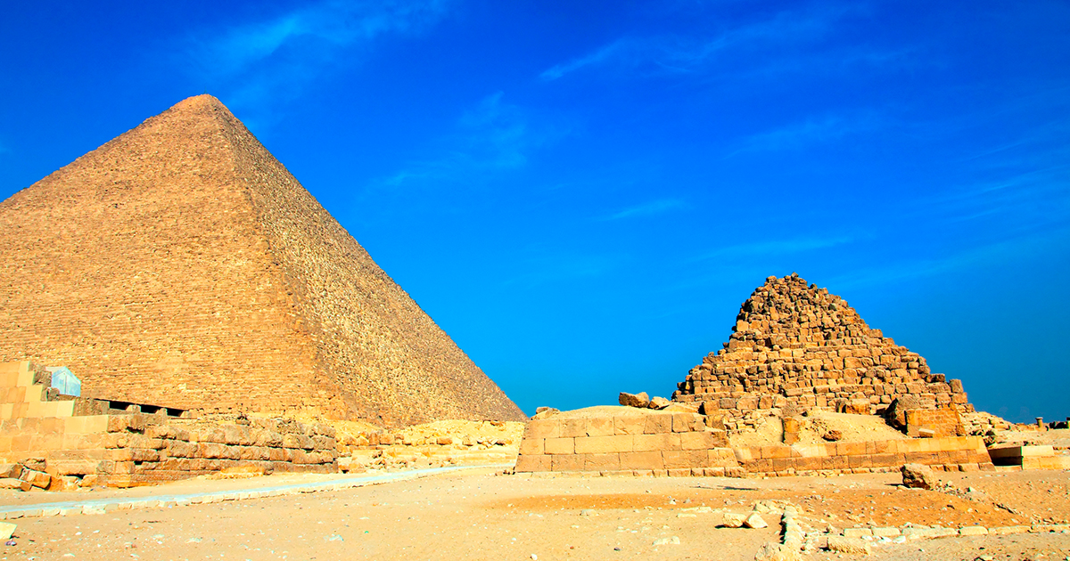 Bilden visar några pyramider i Giza, ett av världens sju (antika) underverk.