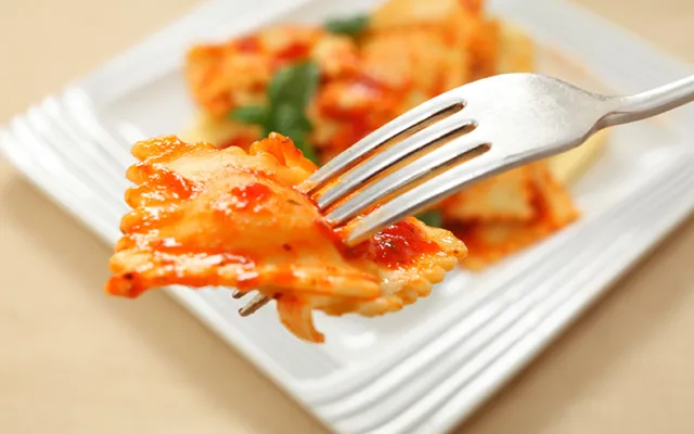 Ravioli med tomat och fetaost
