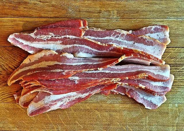 Skölj bacon i vatten innan du steker