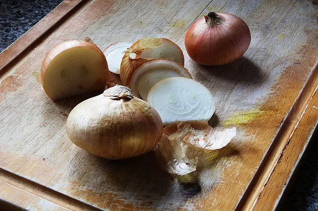 Hacka lök utan tårar