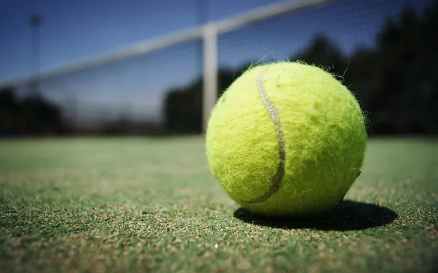 Använd en tennisboll för att bota din stela nacke eller rygg