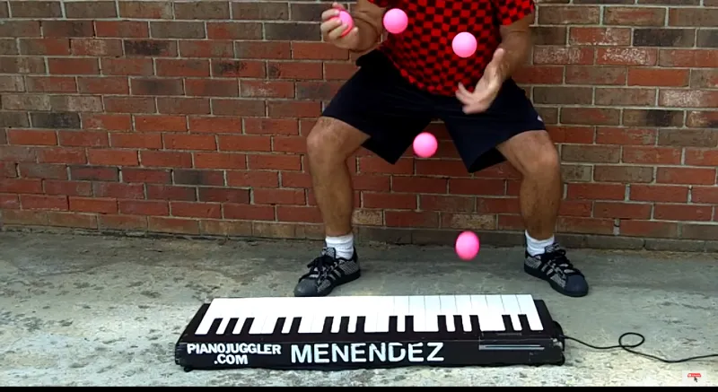 Han spelar piano med studsbollar