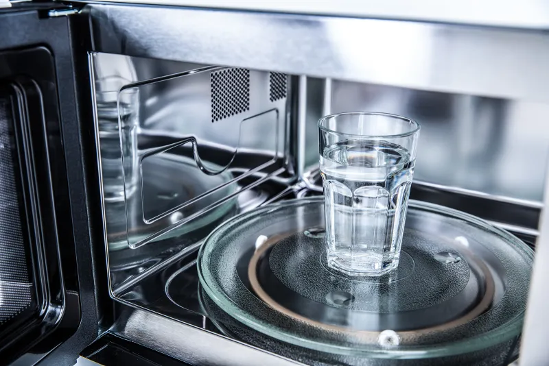Värm maten med ett glas vatten i mikrovågsugnen
