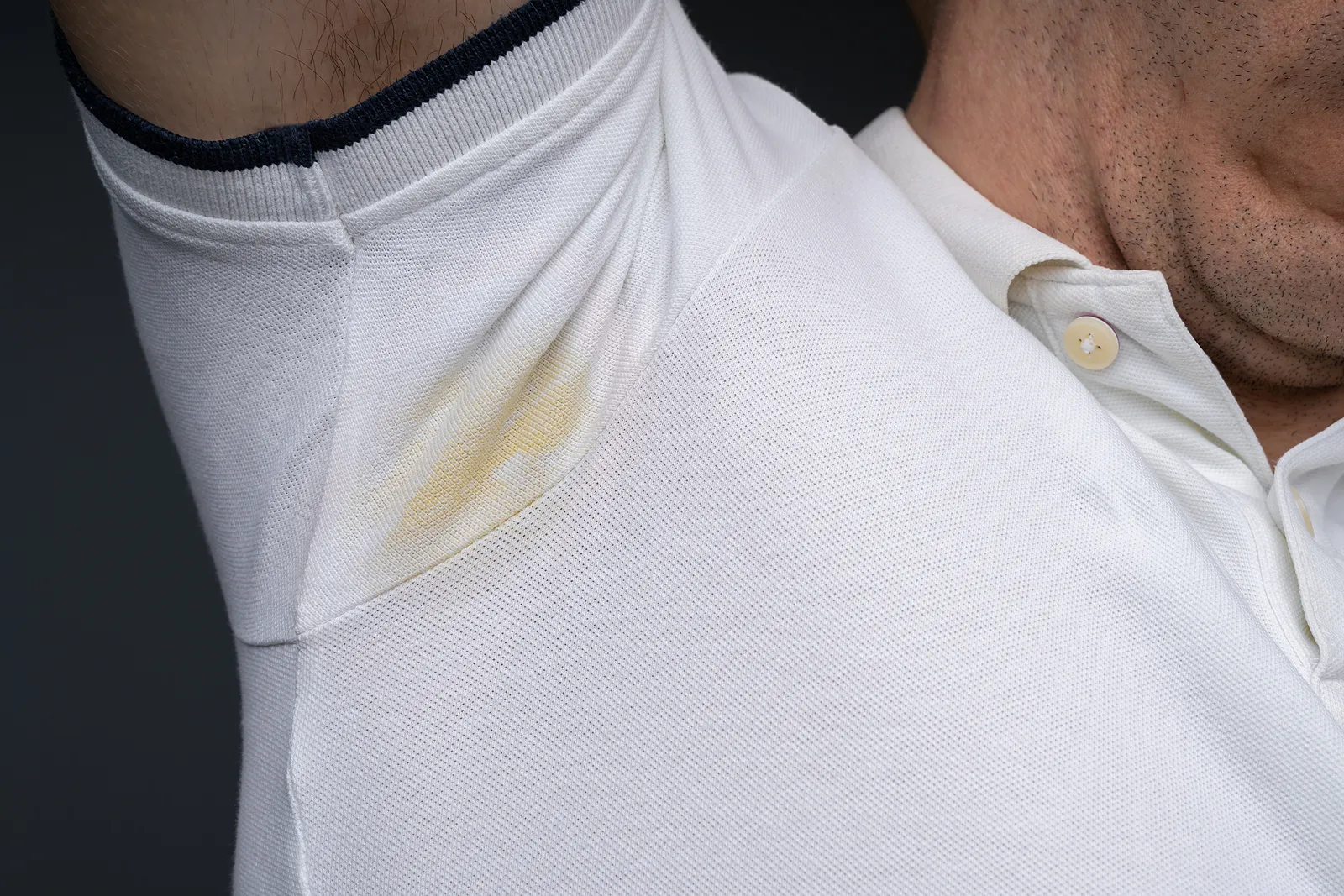 Ta bort svett- och deodorantfläckar på kläderna