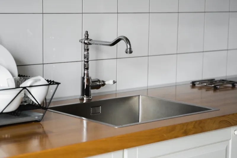 Därför ska du gnugga bakplåtspapper på kökskranen