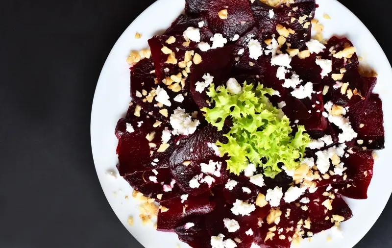 Ugnssrostade rödberor med chèvre, valnötter och honung