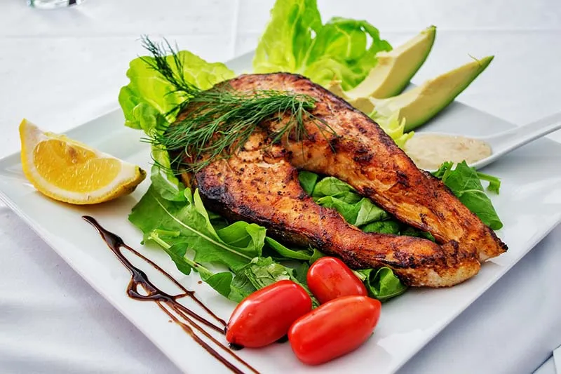Duka för grillfest i trädgården