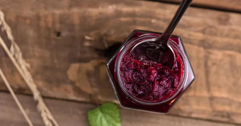 Lyxig marmelad med jordgubbar och choklad